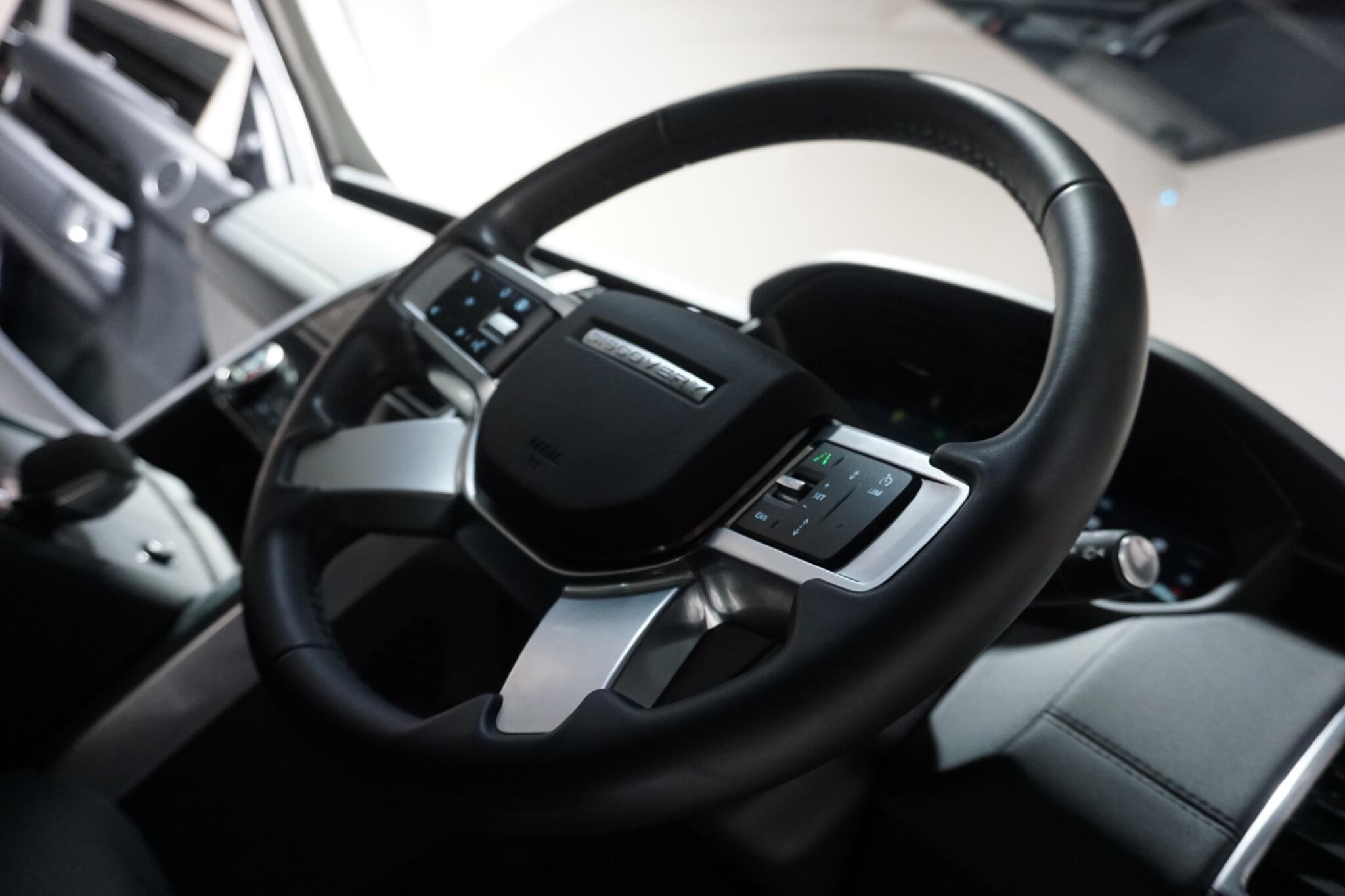 Land Rover Discovery 3.0 D300 MHEV SE SUV 5dr Diesel Auto 4WD Euro 6 (s/s) (300 ps)